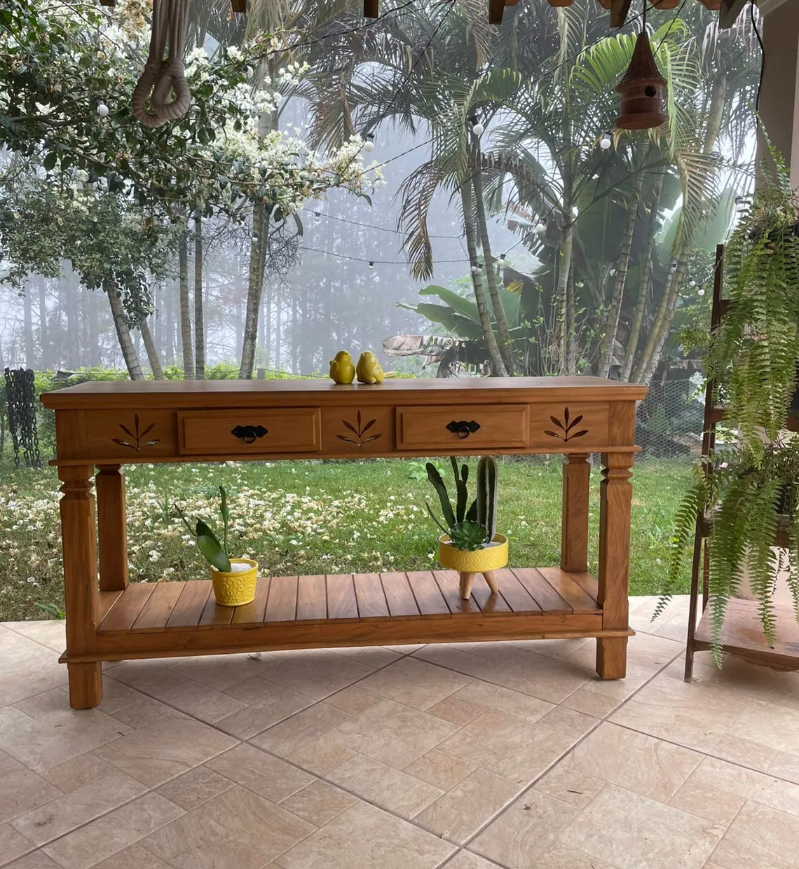 Aparador de madeira maciça com gavetas, em varanda
