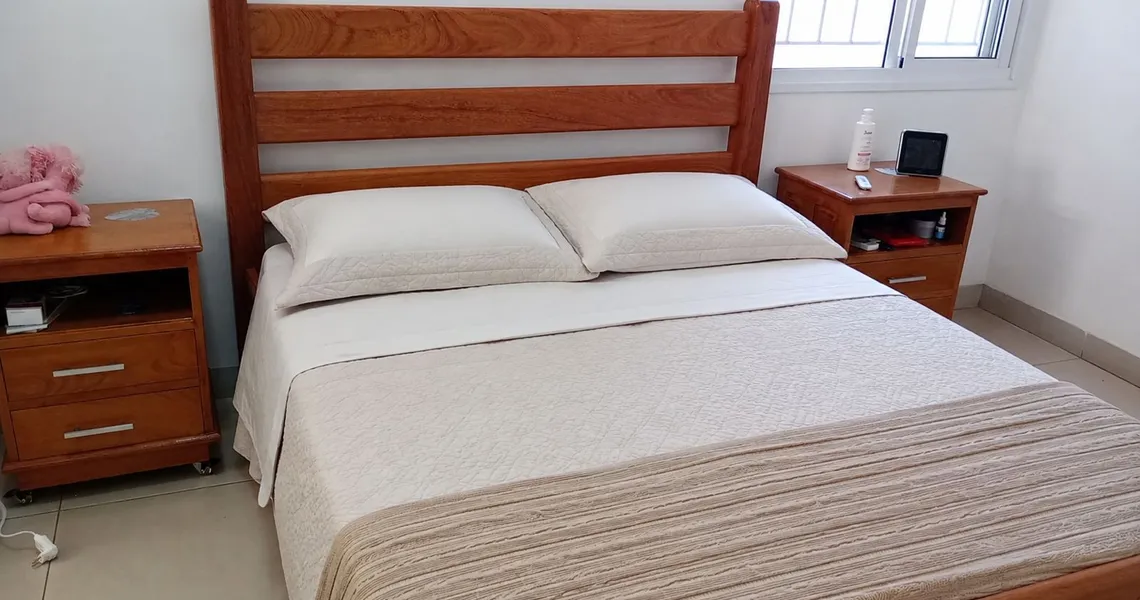 Cama de casal em madeira maciça com dois criados-mudos combinando