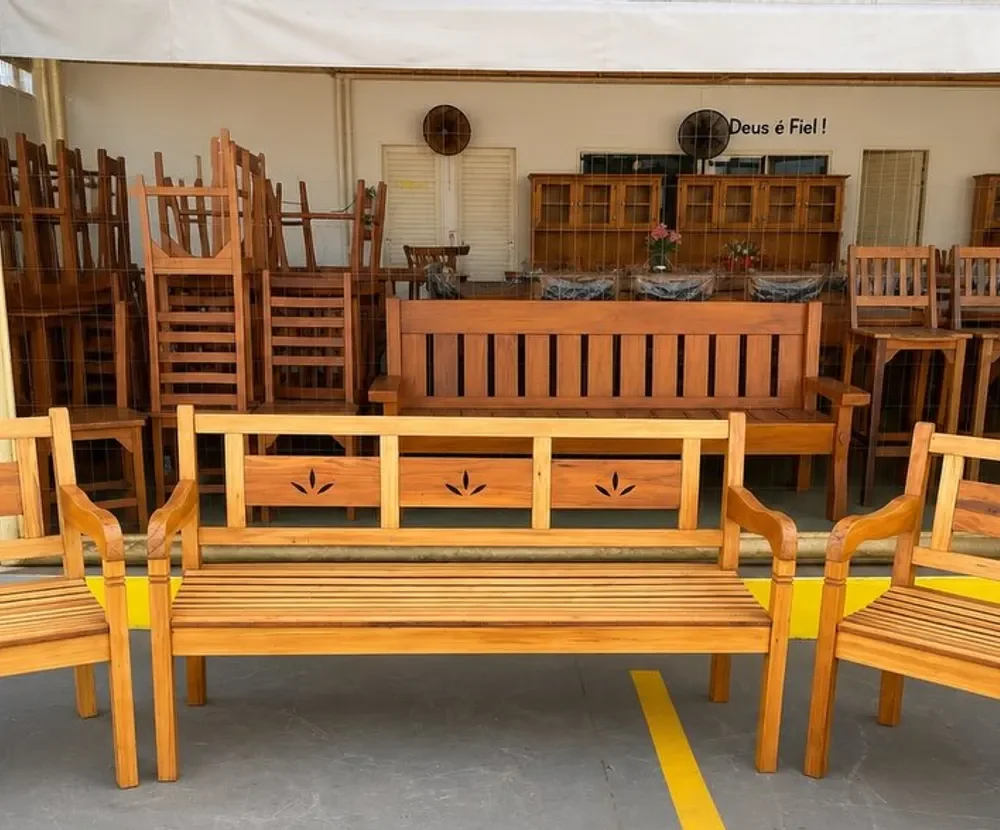 Showroom da Arte Rústica com namoradeiras, mesas e cadeiras de madeira maciça